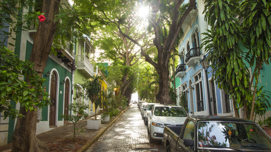 San Juans blätterüberdachte kolonialzeitliche Kopfsteingassen machen jeden Spaziergang zur einer Freude © mikolajn / iStockphoto