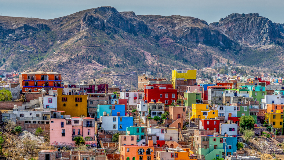 Guanajuato wurde von den Spaniern um 1500 aufgrund der Silberminen gegründet, seine bunten Berghänge sind nun Unesco-Welterbestätte © Robert Powais / 500px