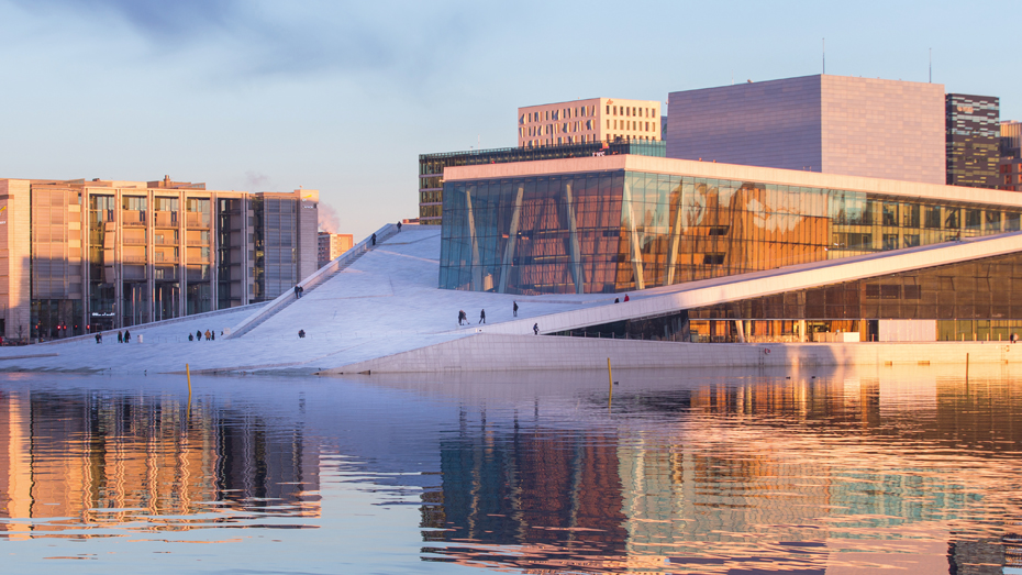 Die klaren Linien der Osloer Oper gehören seit 2007 zur Stadt und sind ein Hinweis auf ihren innovativen Architekturgeschmack © Mats Anda / Moment RF