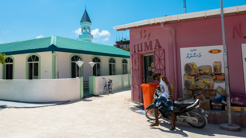 Masjidhul Faarooq Moschee am Markt von Maafushi, Maldives © Rafael Dias Katayama / Shutterstock