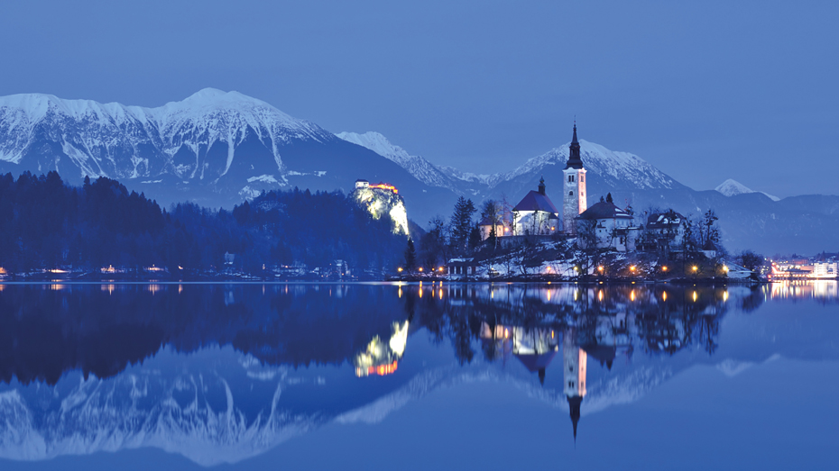 Bleder See zur blauen Stunde, Slowenien © Csilla Zelko / 500px