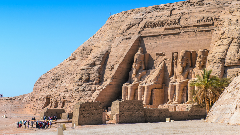 Eines der modernen Baudenkmäler Ägyptens, den Assuan-Staudamm, kann man schon auf der Fahrt vom Flughafen Assuan gratis erleben. © Anton_Ivanov / Shutterstock