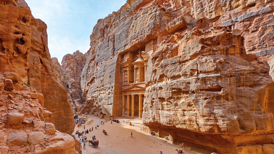 Das Schatzhaus (Al Khazneh) im magischen, uralten Petra wurde in den Fels gehauen © Truba7113 / Shutterstock