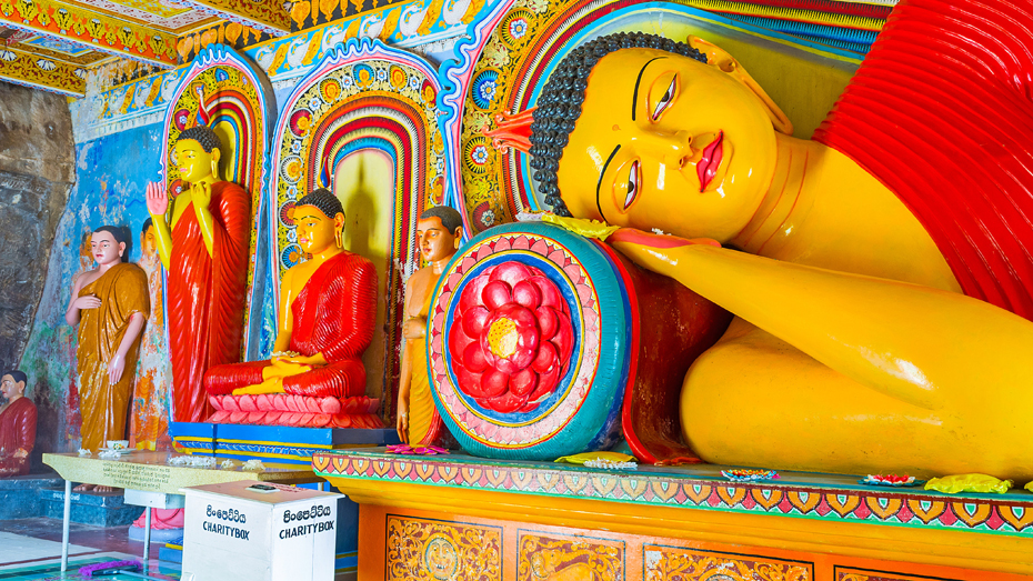 Buddha-Statuen in Isurumuniya-Felsentempel in Anuradhapura © eFesenkoi / Shutterstock