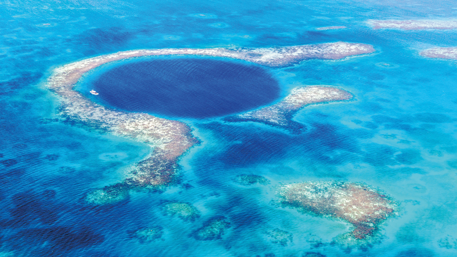 Außergewöhnlicher Krater und Tauch-Hotspot: Das Blue Hole reicht 124 m in die Tiefe © Matteo Colombo / Getty Images