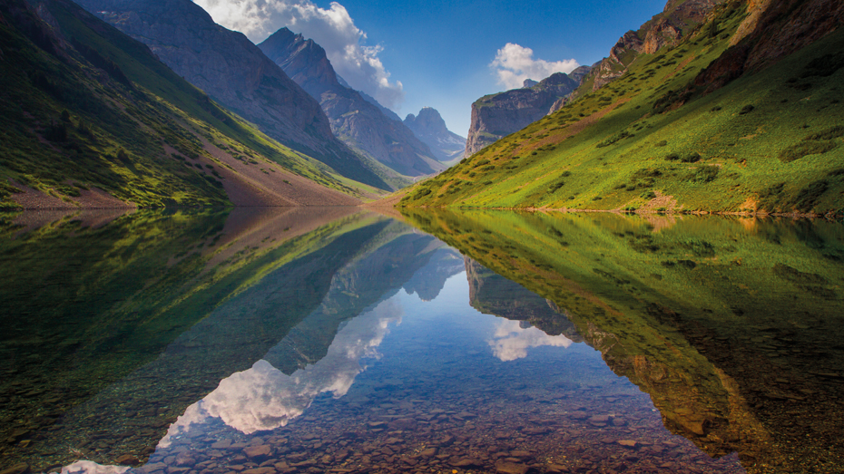 Der Köl-Tör-See liegt inmitten herrlicher Gebirgslandschaft © Anton Agarkov / 500px