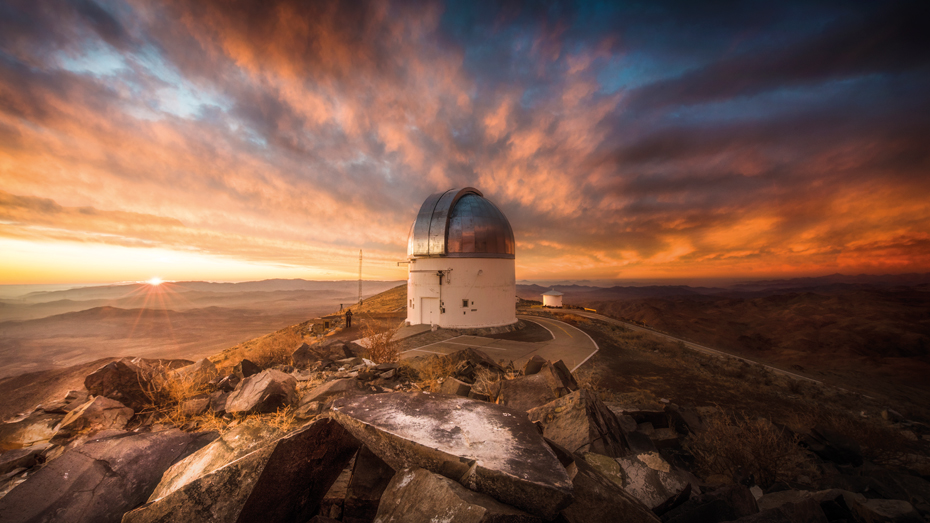 Blick vom Las-Campanas- Observatorium auf den Sonnenaufgang über dem Elqui-Tal © Alberto Ghizzi Panizza / 500px