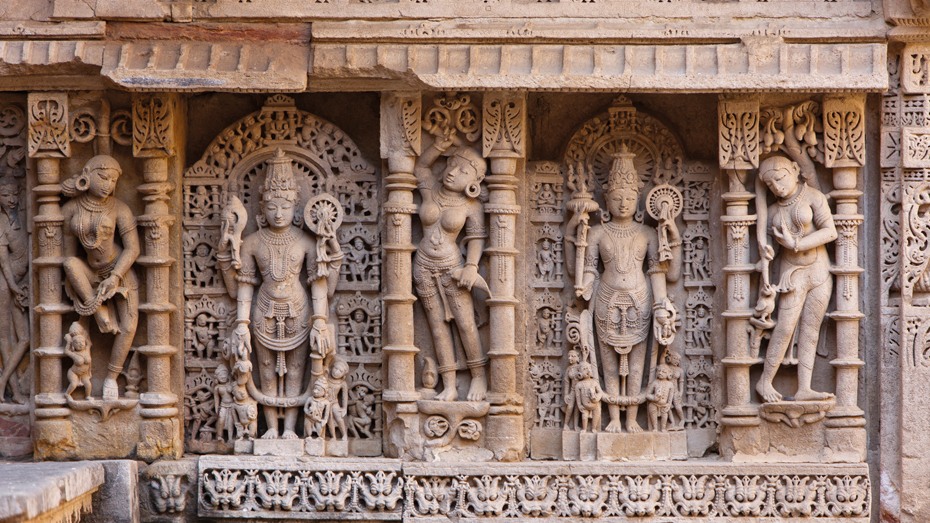 Die verschachtelten Skulpturen am Rani-Ki-Vav Stufenbrunnen in Patan © davidevision / Getty Images