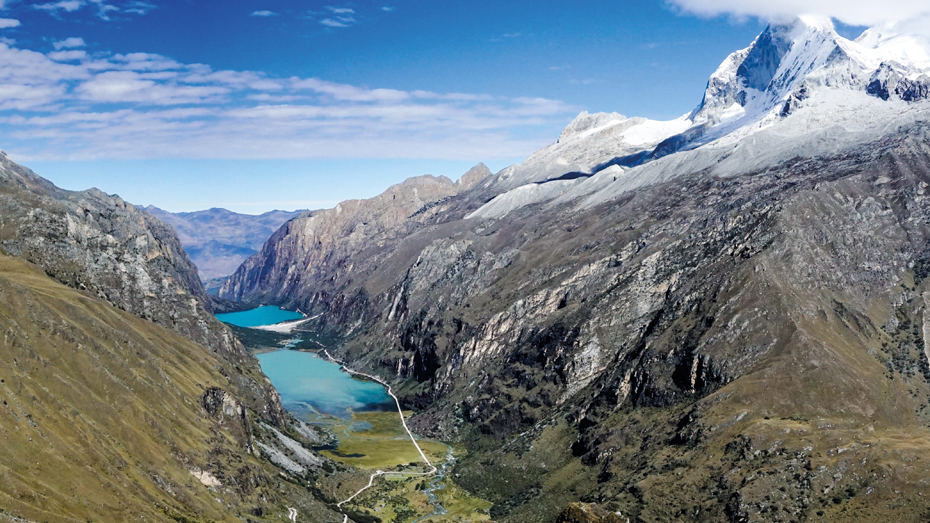 Die kristallklaren Seen im Llanganuco-Tal werden von Andenhängen flankiert © Makasana / Getty Images