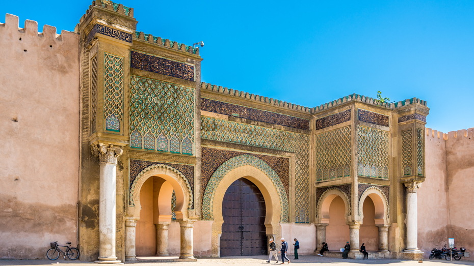 Die Sonne erleuchtet die goldene Front des Bab-el-Mansour © Karol Kozlowski / Shutterstock