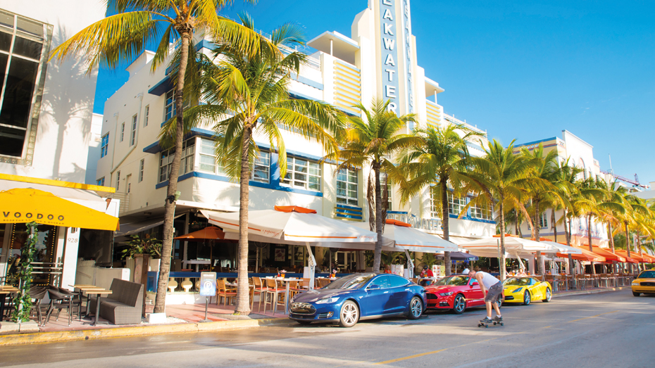 Wenn man in Miami ist ... sollte man auch am Ocean Drive Skateboard fahren © LittleNY / Shutterstock