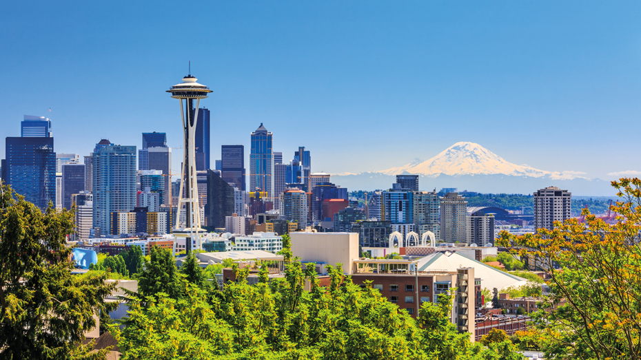 Die 1962 erbaute Space Needle ragt aus der Skyline von Seattle heraus © emperoroscar / Shutterstock