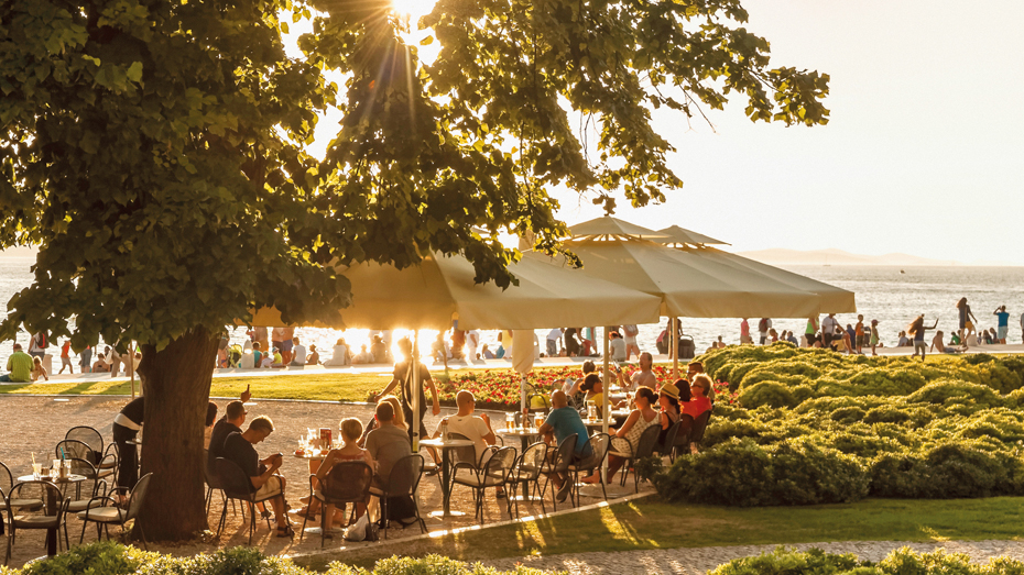 Ein Drink zum Sonnenuntergang an Zadars Uferpromenade © PATSTOCK / Getty Images