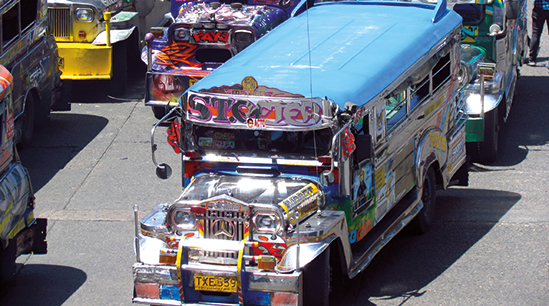 Das Design der Jeepneys hat sich bisher kaum verändert und bei der Bemalung sind der Fantasie der Filipinos keine Grenzen gesetzt. © erlebe-fernreisen GmbH