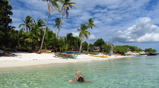 Bei einer Reise durch die Philippinen gibt es immer eine Gelegenheit für einen Sprung ins erfrischende Meer. © erlebe-fernreisen GmbH
