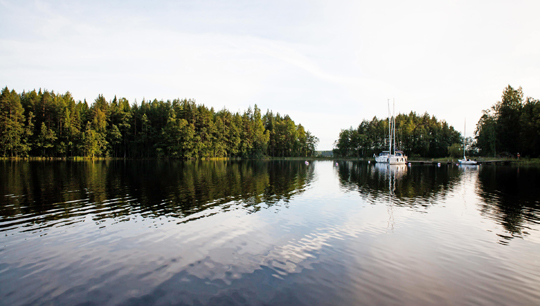 Yacht in finnischer Seenlandschaft © Simon Bajada