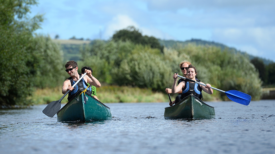 Kanufahrer auf dem River Wye, Monmouthshire / Crown Copyright (2018) Visit Wales