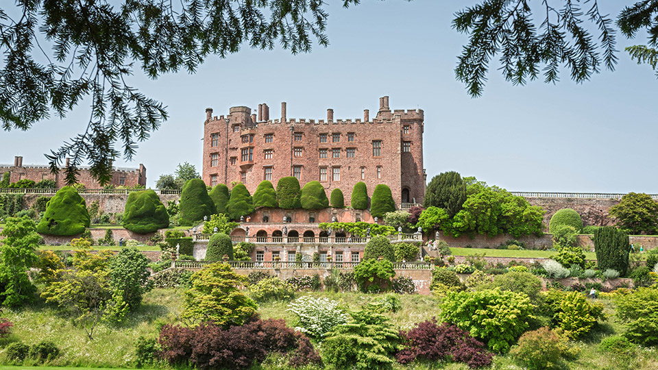 Powis Castle ist bekannt für seine barocken Gärten   / Crown Copyright (2018) Visit Wales