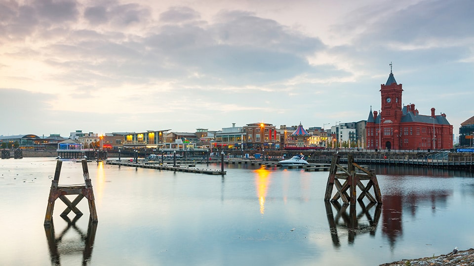 Pierhead Building bei Sonnenuntergang in der Cardiff Bay / Crown Copyright (2018) Visit Wales