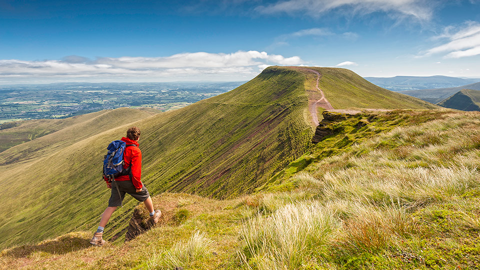 Der Pen y Fan als Teil der Bergkette im Brecon Beacons Nationalpark / Crown Copyright (2018) Visit Wales