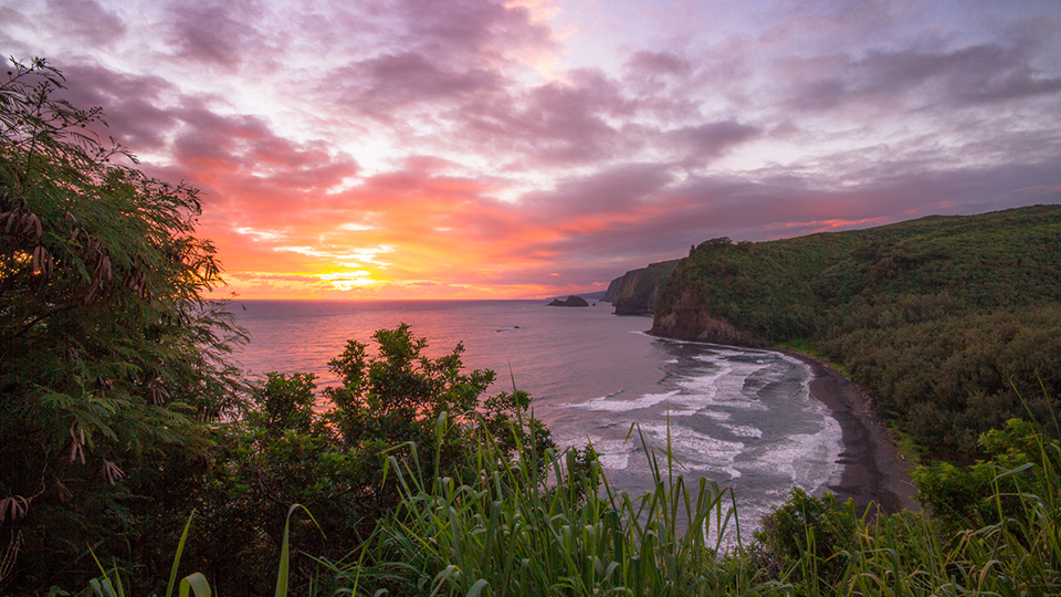 Pololu Valley Lookout, North Kohala © Island of Hawaii Visitors Bureau (IHVB) / Elizabeth Brentano