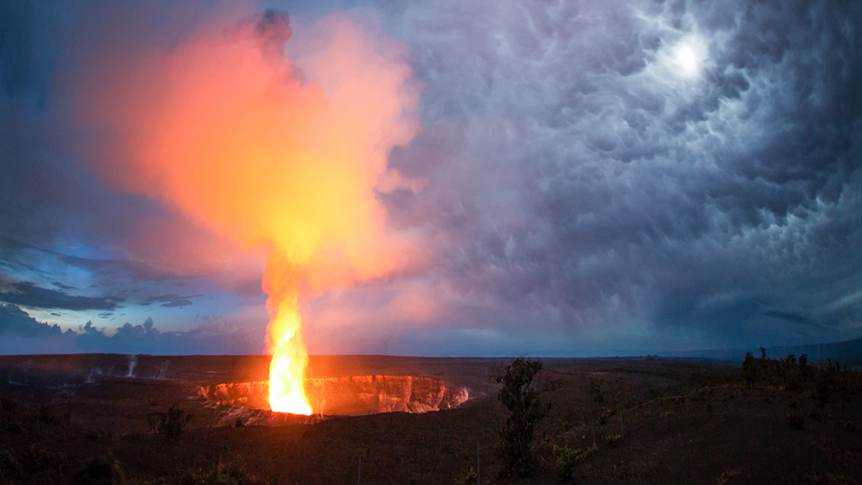 Halemaumau Crater, Kilauea Caldera, Hawaii Volcanoes National Park © Island of Hawaii Visitors Bureau (IHVB) / Paul Zizka