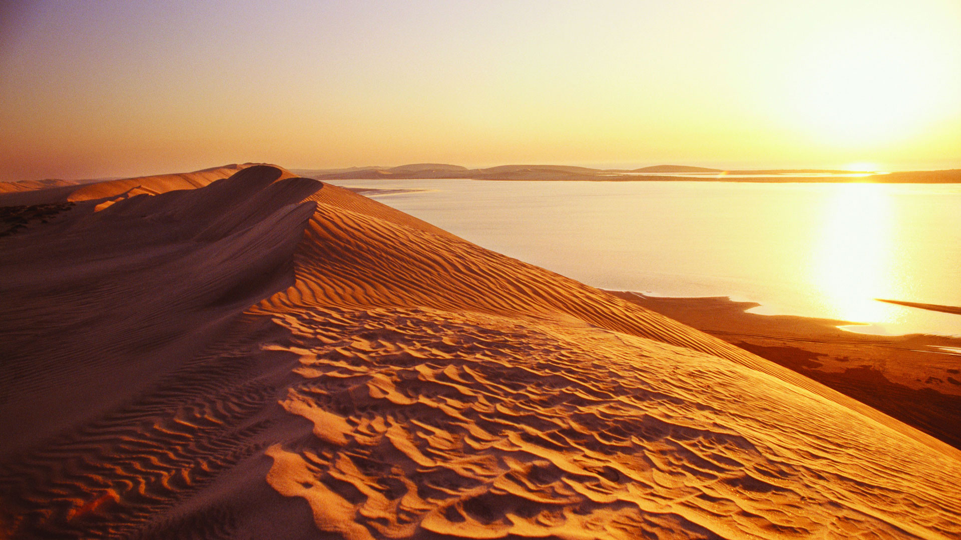 Das Binnenmeer Chaur al-Udaid mitten in der Sandwüste. © Qatar Tourism Authority