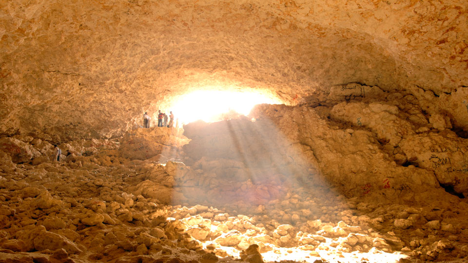 Die leuchtenden Gipsablagerungen in der Höhle von Dahl Al Misfir © Qatar Tourism Authority