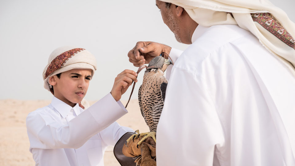 Den Umgang mit Falken lernen die Kataris bereits in jungen Jahren. © Qatar Tourism Authority