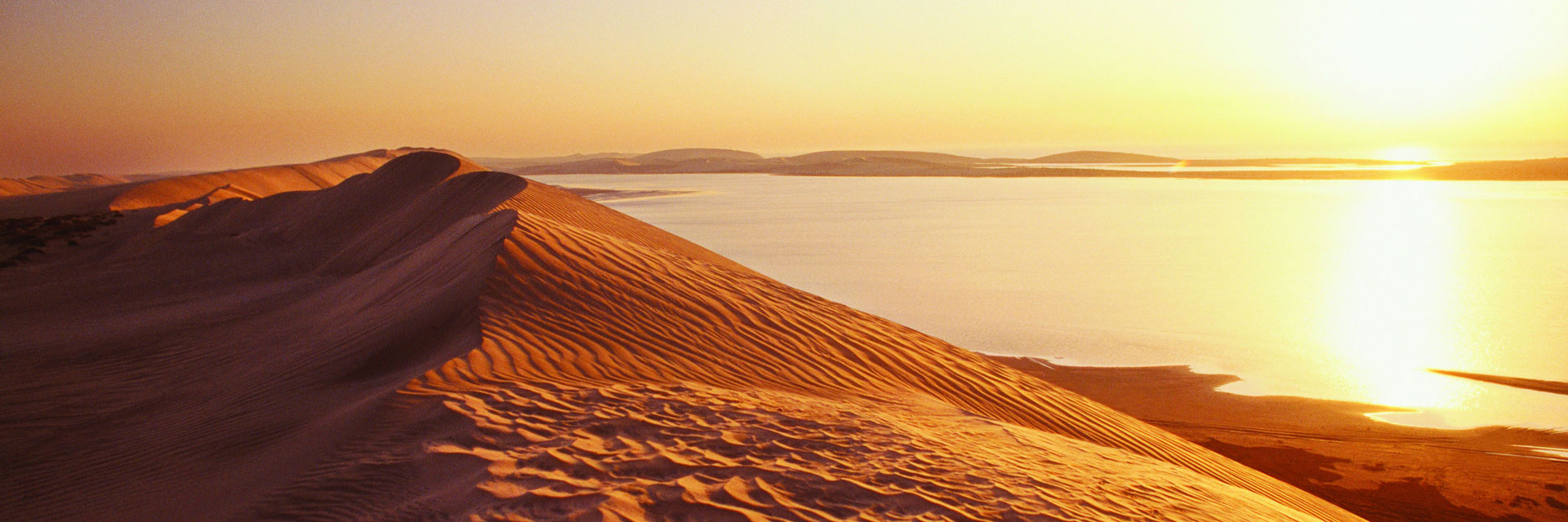 Das Binnenmeer Chaur al-Udaid mitten in der Sandwüste. © Qatar Tourism Authority