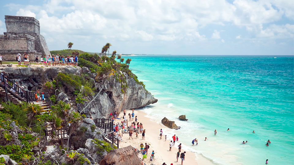 Ruinen von Mayatempeln am Strand von Tulum. © Patryk Kosmider/Shutterstock