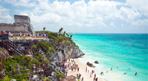 Ruinen von Mayatempeln am Strand von Tulum. © Patryk Kosmider/Shutterstock