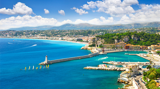 Der erste Spielort: Nizza an der Cote d'Azur © LiliGraphie, iStock.com