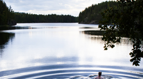 Erst Sauna, dann See – beim Eintauchen ins Wasser zischt es leise im Saimaa… © Simon Bajada