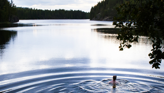 Erst Sauna, dann See – beim Eintauchen ins Wasser zischt es leise im Saimaa… © Simon Bajada