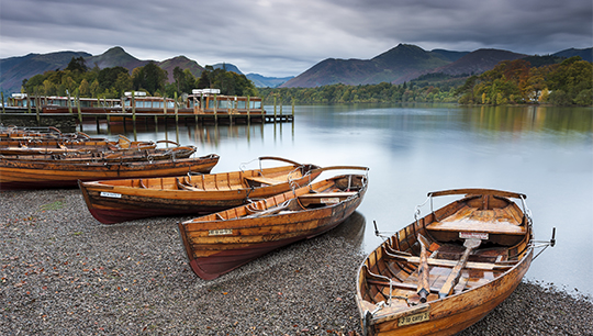 Holzboote liegen in Kenswick am Ufer des Lake District. © stunnedmullet/Shutterstock 