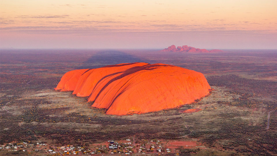 Uluru und Kata Tjuta bei Sonnenaufgang ©Jon Arnold Images Ltd/Alamy Stock Photo