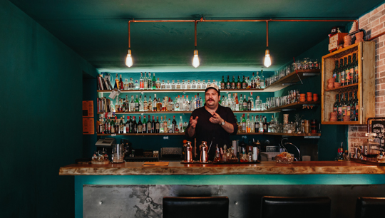 Bars wie das Mad Souls & Spirits hauchen dem Bezirk Oltarno neues Leben ein © Marina Denisova