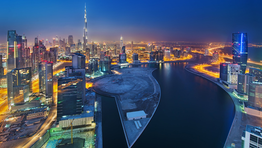In Dubais Business Bay ist nicht nur tagsüber etwas los - auch abends genießt man hier das Leben © Enyo Manzano Photography / Getty Images