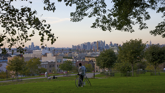 Von Sunset Park aus hat meine eine spektakuläre Sicht auf die Skyline Manhattens © Barry Winiker / Getty Images