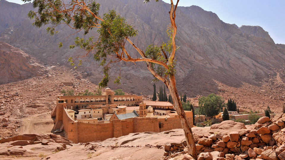 Der Dschabal Katrina, der höchste Berg Ägyptens, überragt das Katharinenkloster - (Foto: © Peter Seaward Lonely Planet)