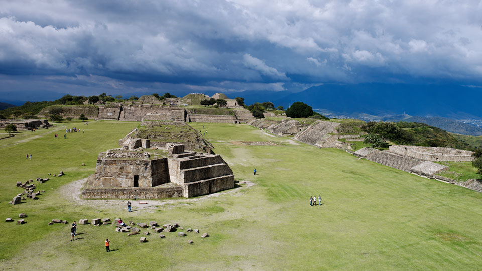 Die um das Jahr 500 v. Chr. erbaute Stätte Monte Albán liegt auf einem Hügel über Oaxaca-Stadt - (Foto: © Mark Read Lonely Planet)