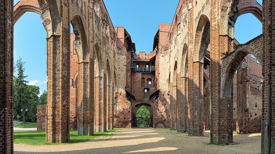 Der Dom von Tartu, heute eine Ruine, stammt aus dem 13. Jahrhundert, Tartu selbst geht auf das 5. Jahrhundert zurück - (Foto: © Mikhail Markovskiy shutterstock)