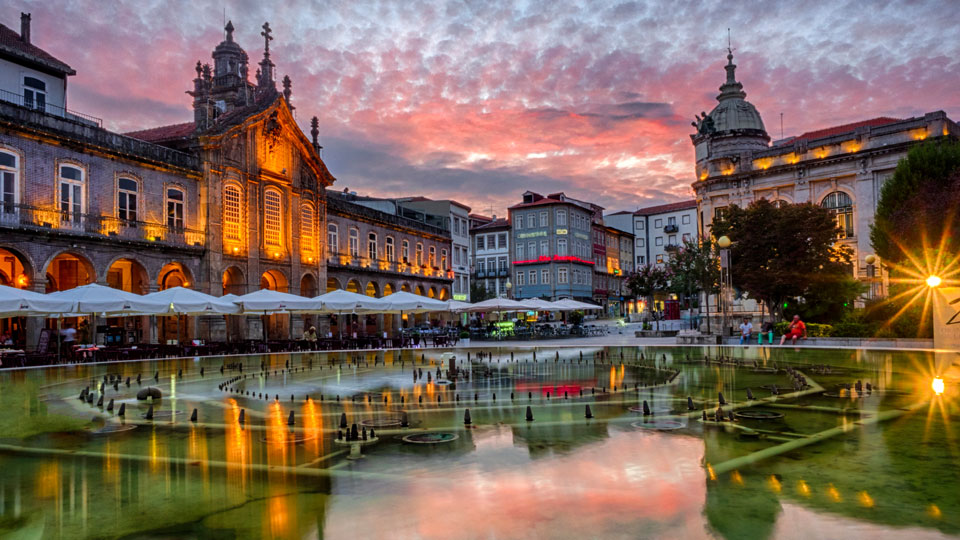 Sonnenuntergang über der Praça da República in Braga in Norden Portugals - (Foto: © Terry Eggers Getty Images)