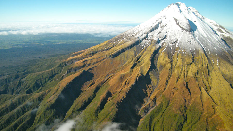 Die perfekte Kegelform des Vulkans Taranaki lockt viele Bergsteiger an - (Foto: Karen Teo 500 px)