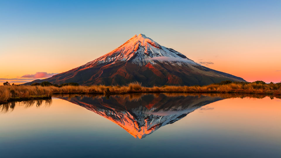 Majestätisch grüßt der Kegel des Taranaki Maunga im Egmont National Park auf der Nordinsel Neuseelands - (Foto: © Ronnie Li 500px)