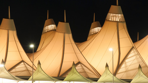 Die berühmten Zeltkonstruktionen des Denver Airport - (Foto: ©JuliScalzi/iStock.com)