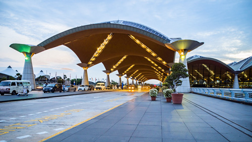 Das Abflug Terminal des Kuala Lumpur International Airport - (Foto: ©uskarp/iStock.com)