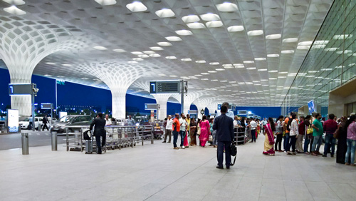 Eingang des Mumbai Airport - (Foto: ©weaver1234/iStock.com)