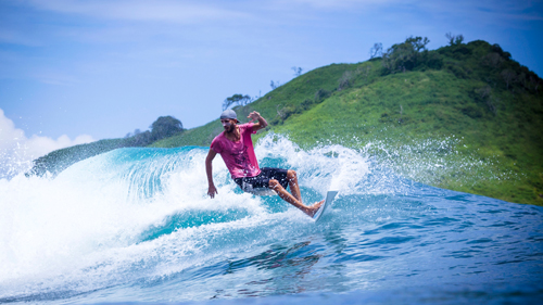 Ein Surfer auf Lombok - (Foto: ©Konstantin Trubavin/Getty Royalty Free)